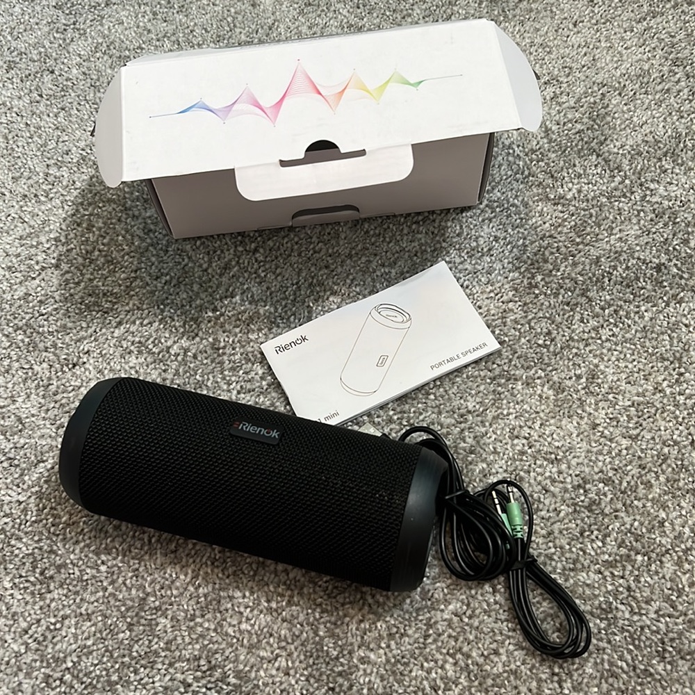 Rienok S1 Mini Black Waterproof Bluetooth Portable Speaker System - Picture 3 of 7